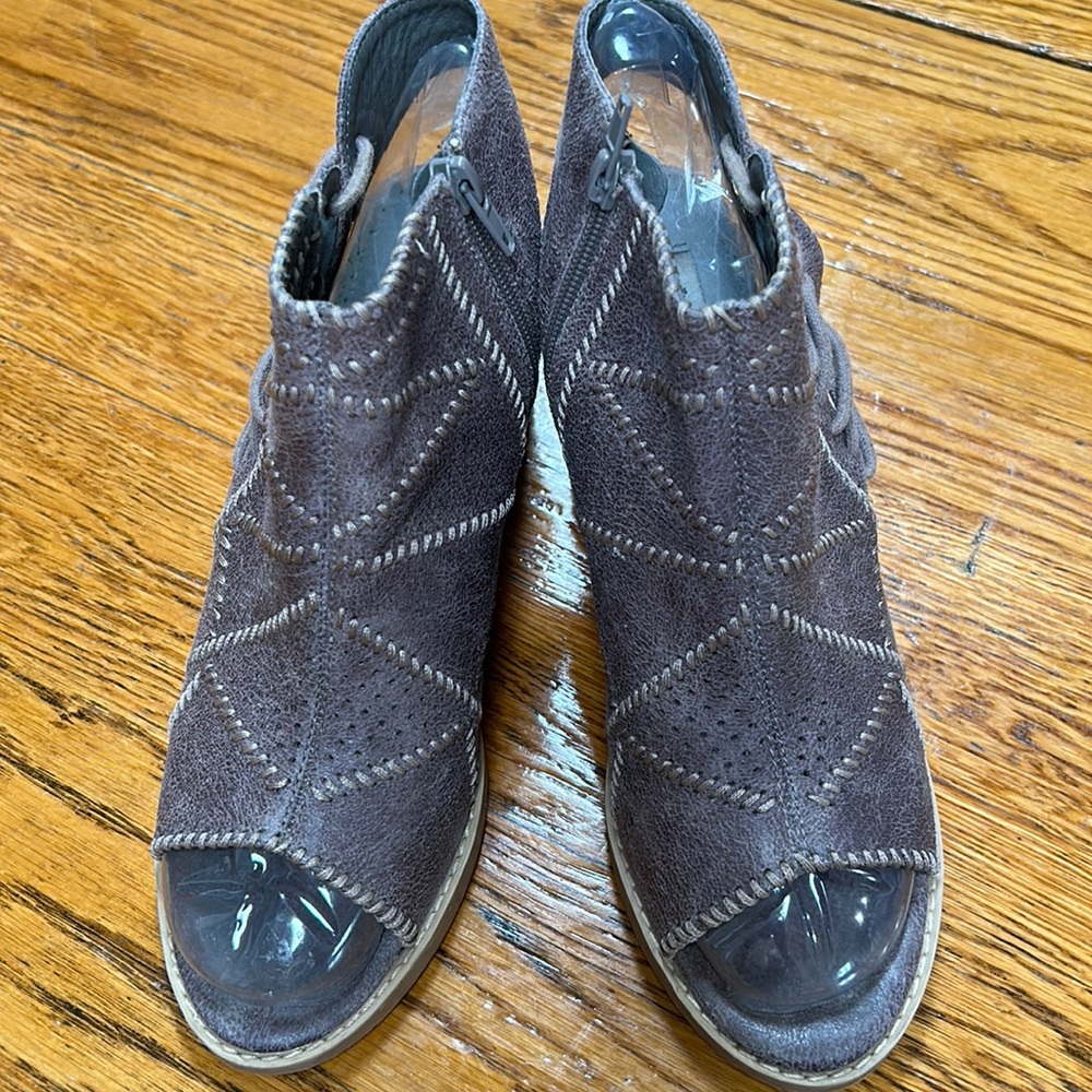 Not Rated Buckle brand open toe chunky heel. Lace up detail, zip side, Size 8.5.